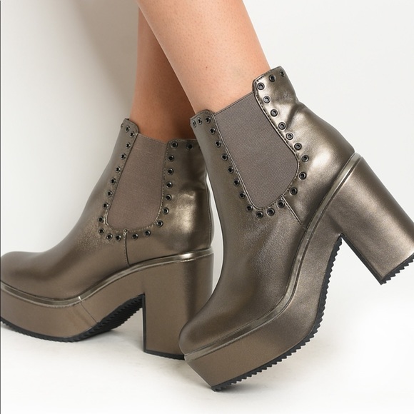 NWT Trendy Pewter Colored Chunky Heeled Boots - Picture 2 of 3